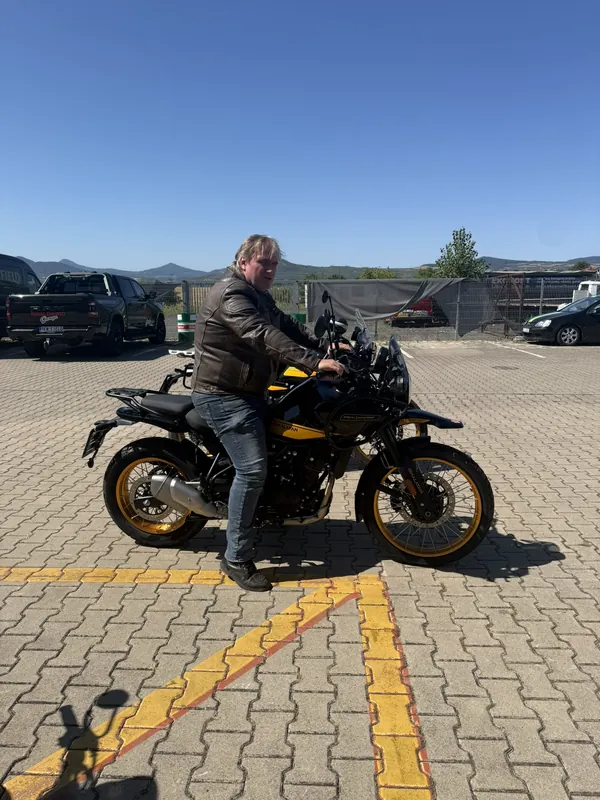 Jezdec na demo motorce Royal Enfield Himalayan
