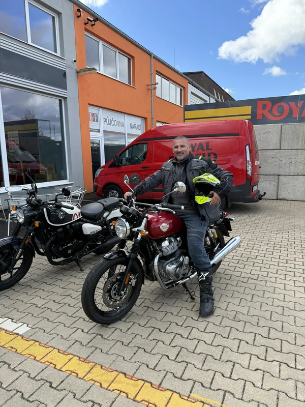 Zákazník na demo motorce Royal Enfield na dvoře GARAGE