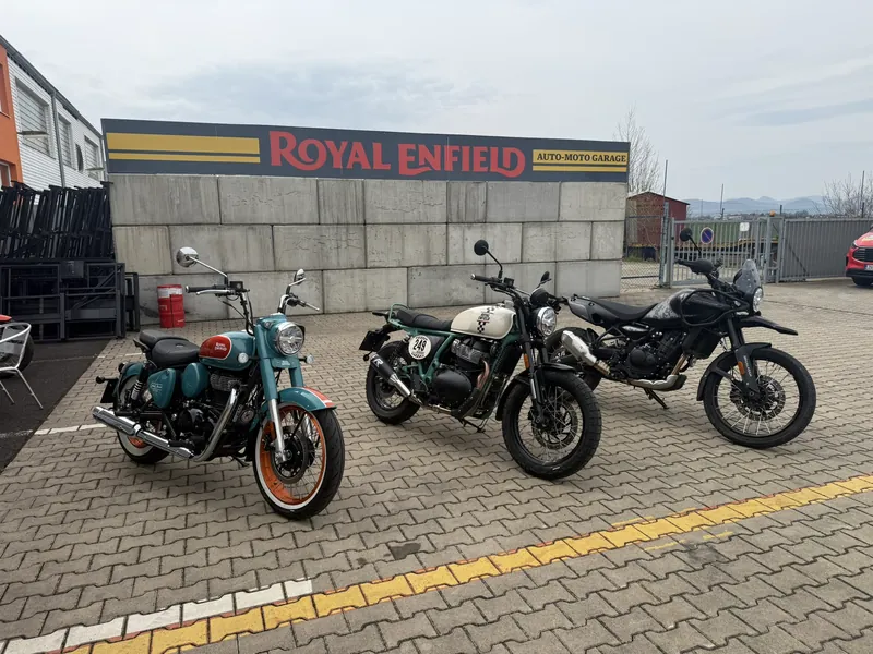 Motorky Royal Enfield z půjčovny připravené na dvoře GARAGE