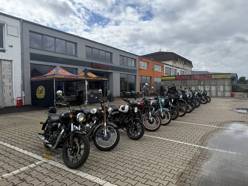 Demo motorky Royal Enfield připravené před GARAGE v Bohušovicích nad Ohří