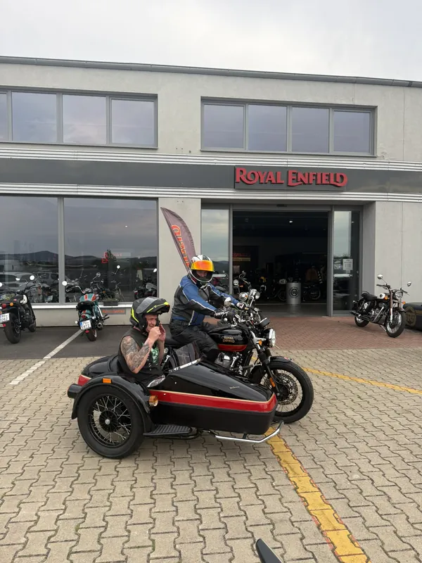 Demo jízda na motorce Royal Enfield se sajdkárou před GARAGE