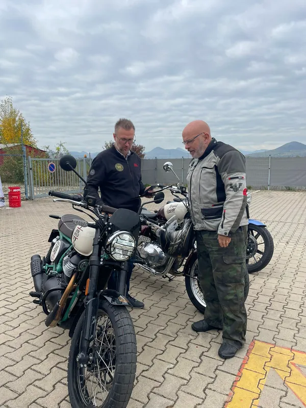Výklad k motorce Royal Enfield před demo jízdou