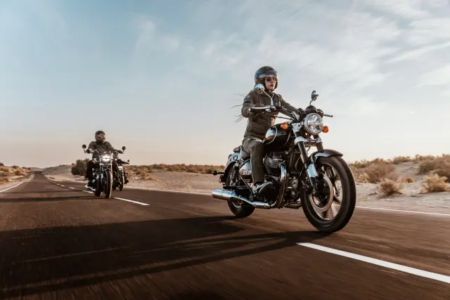 Royal Enfield Super Meteor 650 na cestě