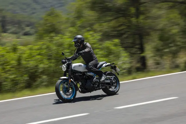 Royal Enfield Guerrilla 450, fotografie 31