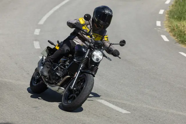 Royal Enfield Guerrilla 450, fotografie 46