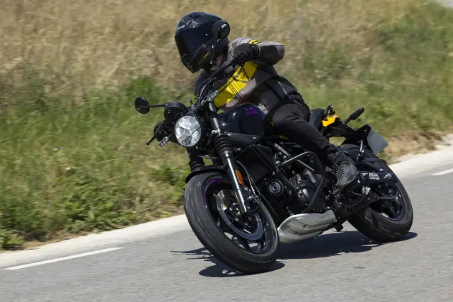 Royal Enfield Guerrilla 450, fotografie 48