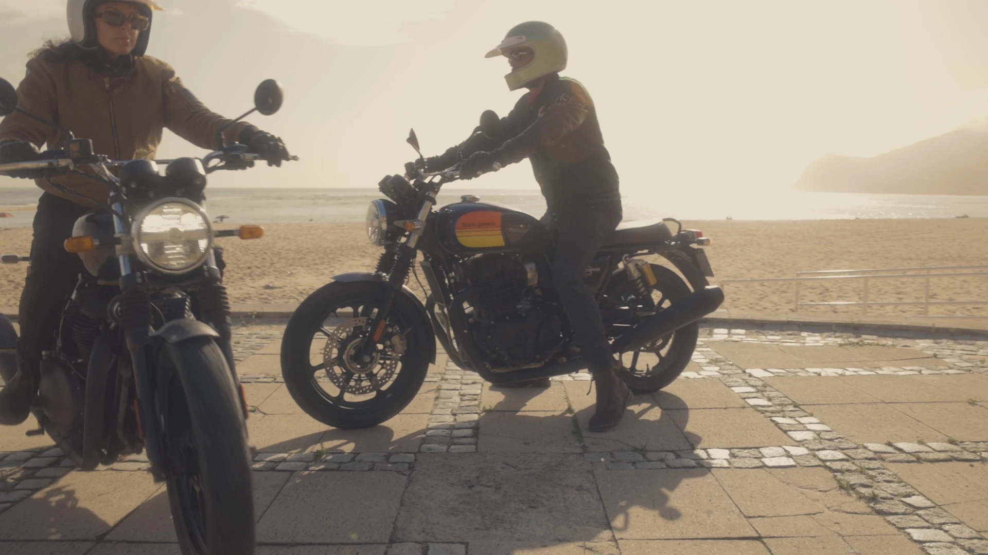 Dvojice Interceptorů z filmu Royal Enfield