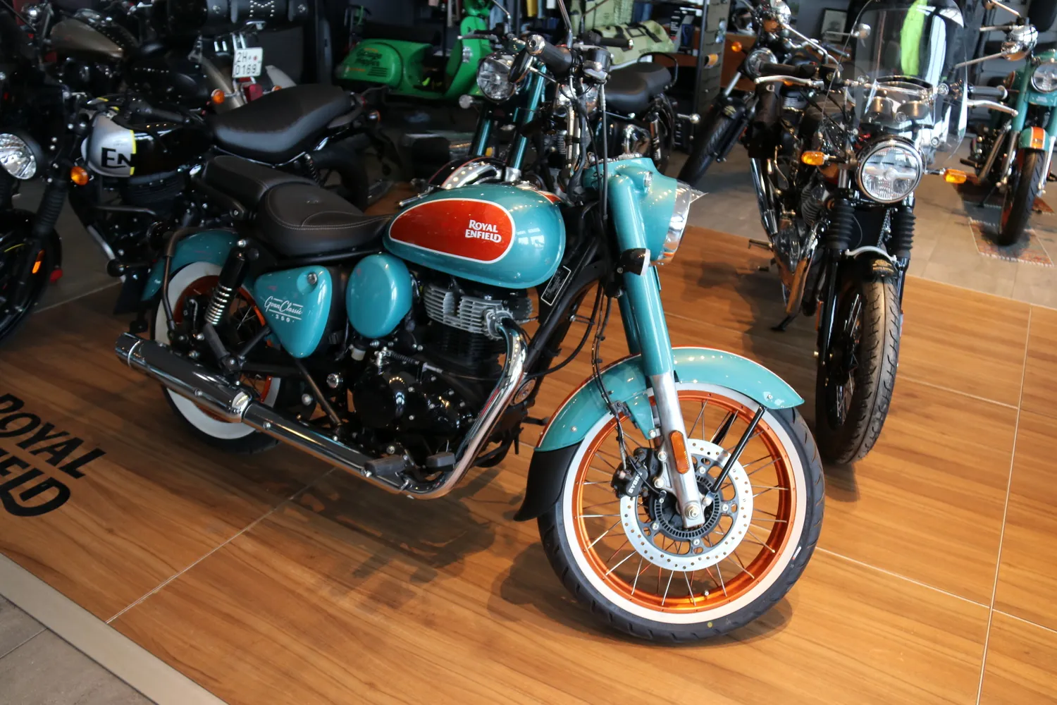 Royal Enfield Classic 350 ve showroomu GARAGE v Bohušovicích nad Ohří