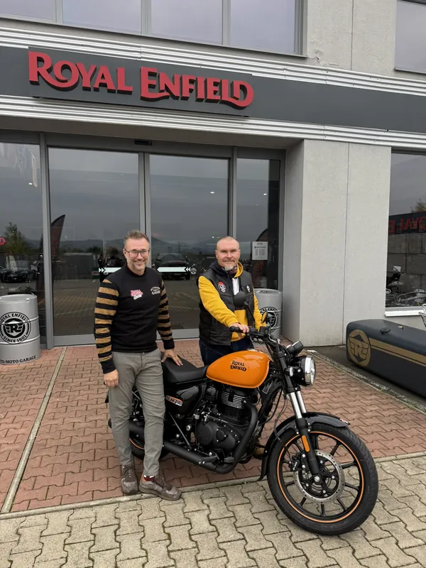 Zákazník GARAGE pri odovzdaní nového motocykla Royal Enfield