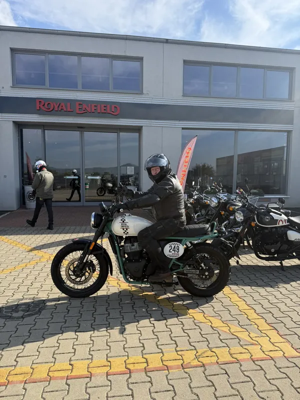 Zákazník GARAGE pri odovzdaní nového motocykla Royal Enfield