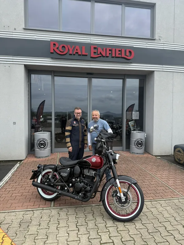 Zákazník GARAGE pri odovzdaní nového motocykla Royal Enfield
