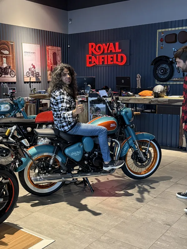 Zákazník GARAGE pri odovzdaní nového motocykla Royal Enfield