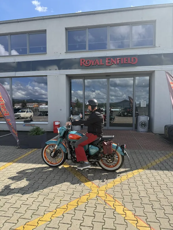 Zákazník GARAGE pri odovzdaní nového motocykla Royal Enfield