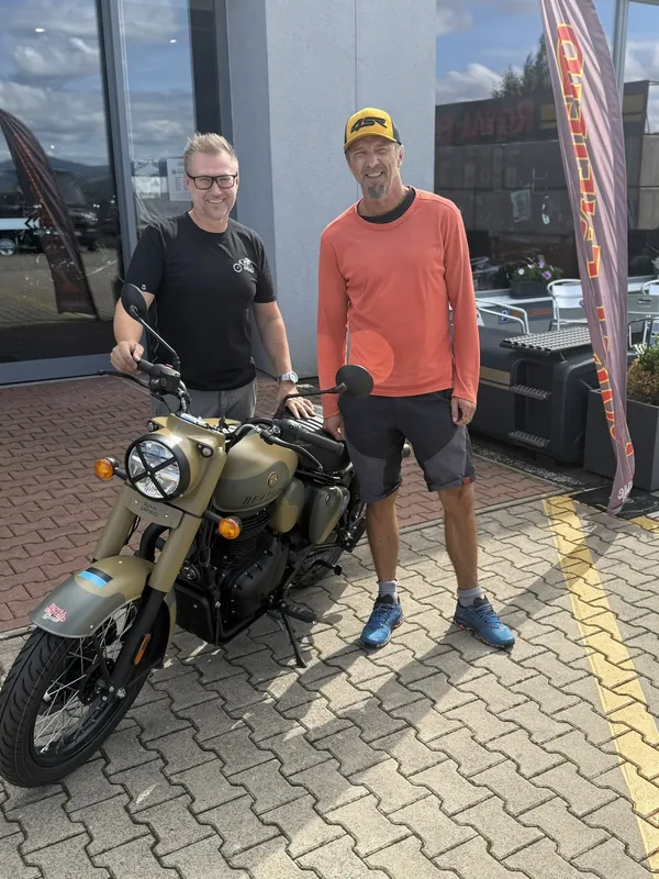 Zákazník GARAGE pri odovzdaní nového motocykla Royal Enfield