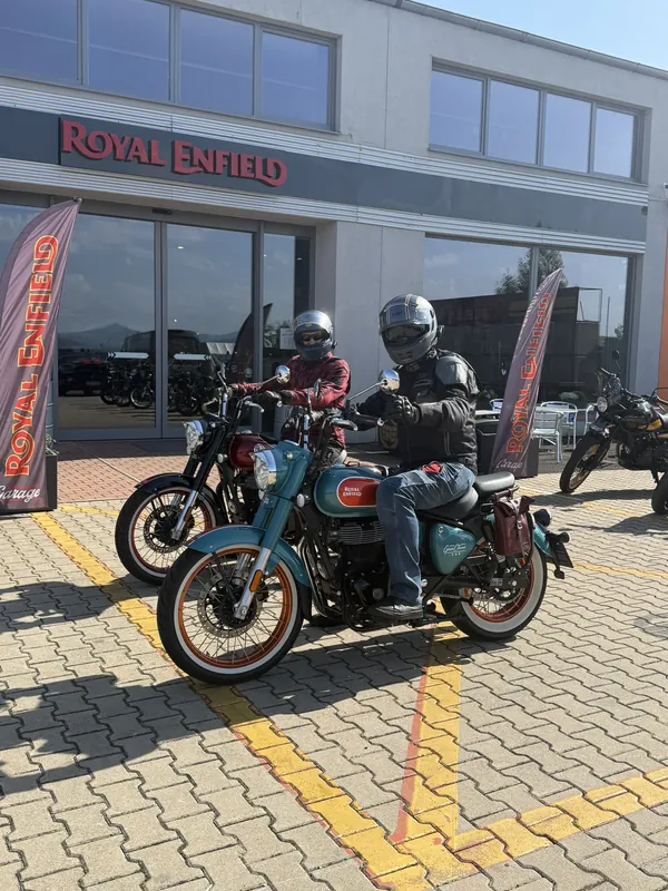 Zákazník GARAGE pri odovzdaní nového motocykla Royal Enfield