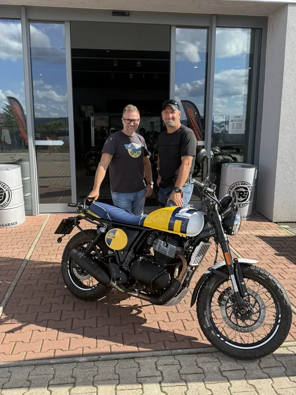 Zákazník GARAGE pri odovzdaní nového motocykla Royal Enfield
