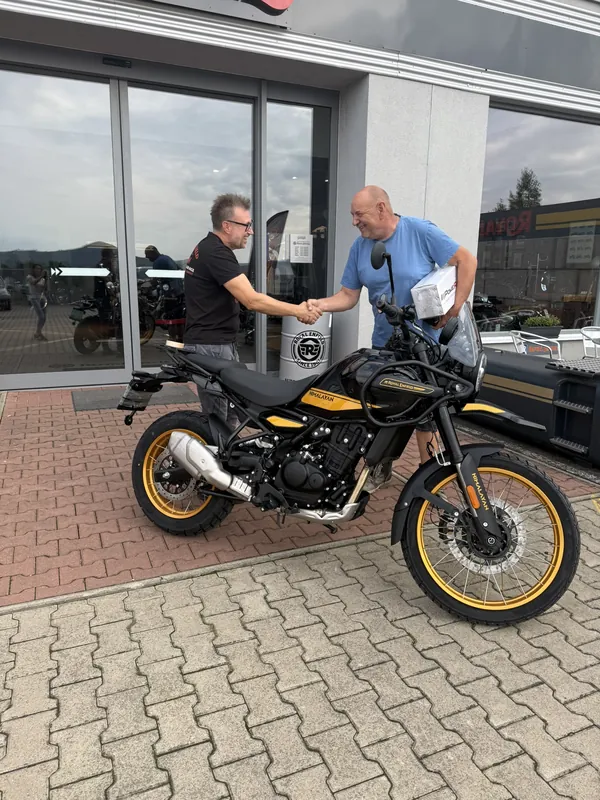 Zákazník GARAGE pri odovzdaní nového motocykla Royal Enfield