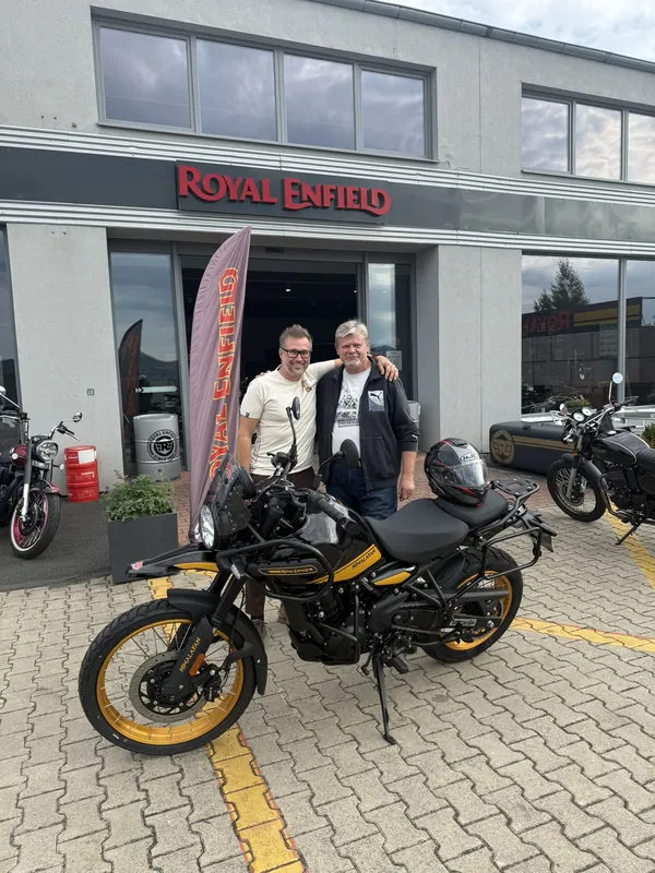 Zákazník GARAGE pri odovzdaní nového motocykla Royal Enfield