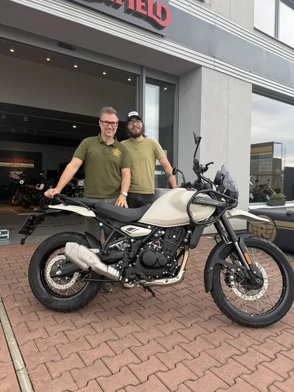 Zákazník GARAGE pri odovzdaní nového motocykla Royal Enfield