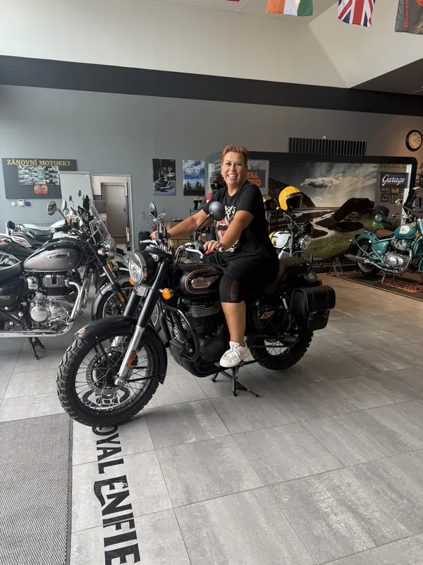 Zákazník GARAGE pri odovzdaní nového motocykla Royal Enfield