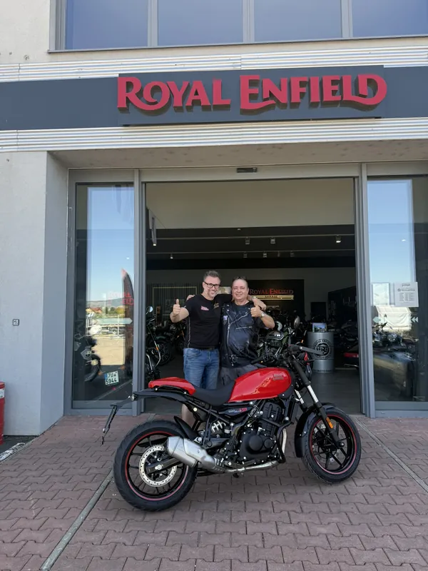 Zákazník GARAGE pri odovzdaní nového motocykla Royal Enfield