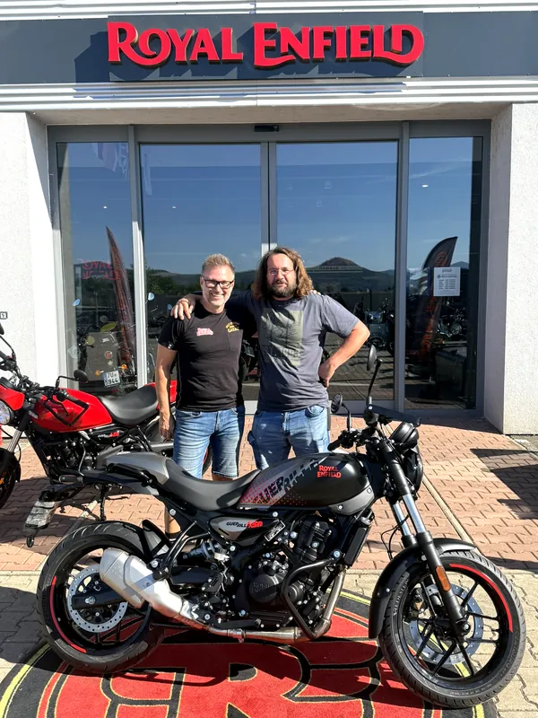 Zákazník GARAGE pri odovzdaní nového motocykla Royal Enfield