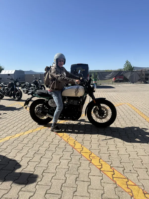 Zákazník GARAGE pri odovzdaní nového motocykla Royal Enfield
