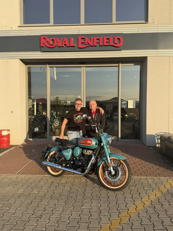 Zákazník GARAGE pri odovzdaní nového motocykla Royal Enfield