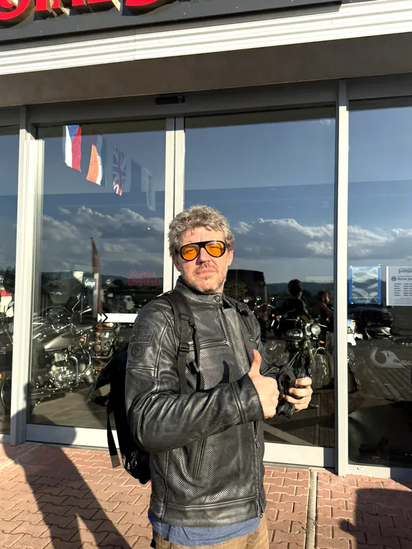 Zákazník GARAGE pri odovzdaní nového motocykla Royal Enfield