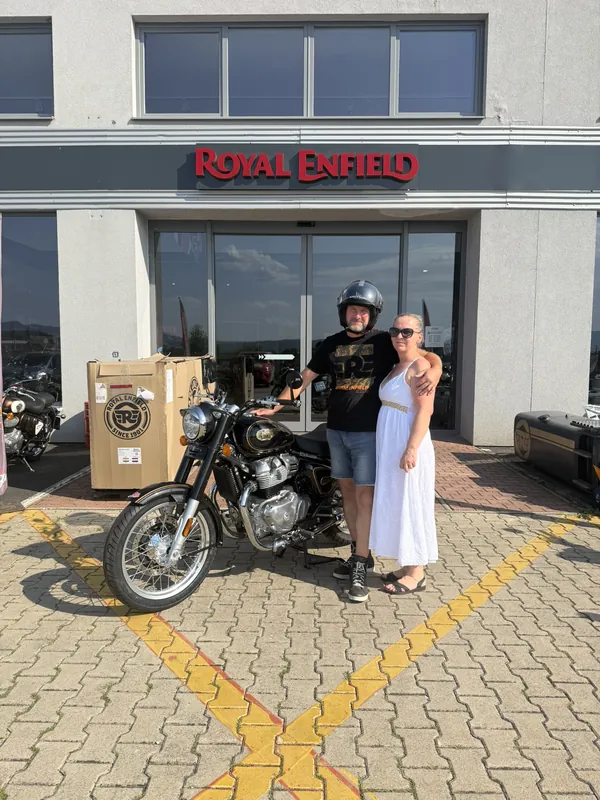 Zákazník GARAGE pri odovzdaní nového motocykla Royal Enfield
