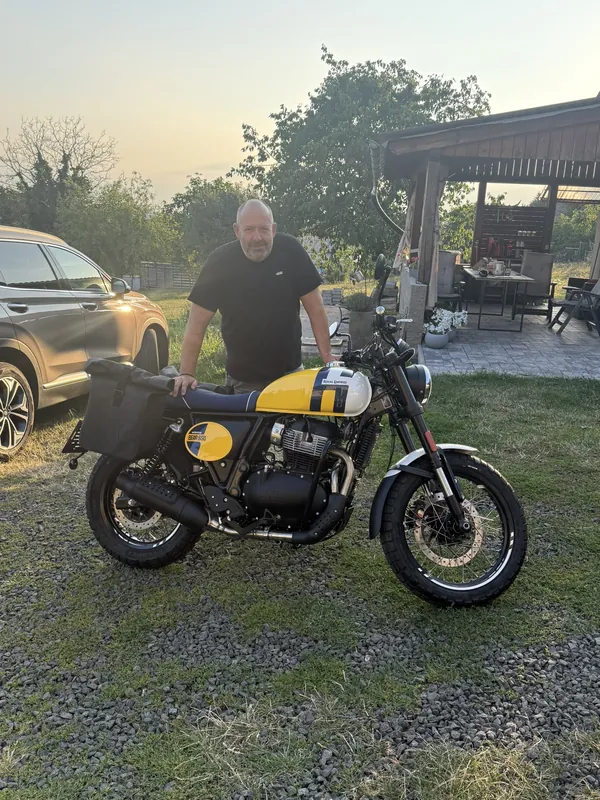 Zákazník GARAGE pri odovzdaní nového motocykla Royal Enfield