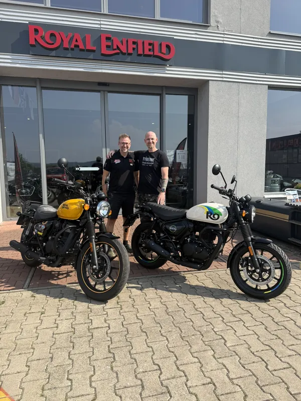 Zákazník GARAGE pri odovzdaní nového motocykla Royal Enfield