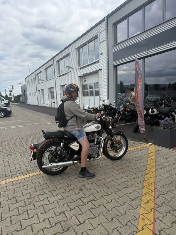 Zákazník GARAGE pri odovzdaní nového motocykla Royal Enfield