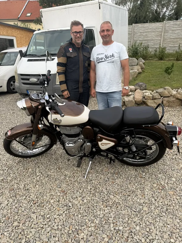 Zákazník GARAGE pri odovzdaní nového motocykla Royal Enfield