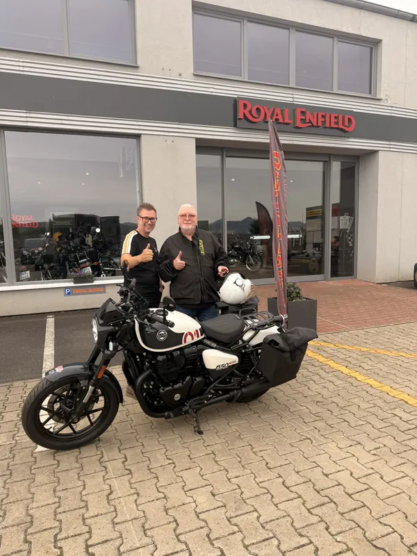 Zákazník GARAGE pri odovzdaní nového motocykla Royal Enfield