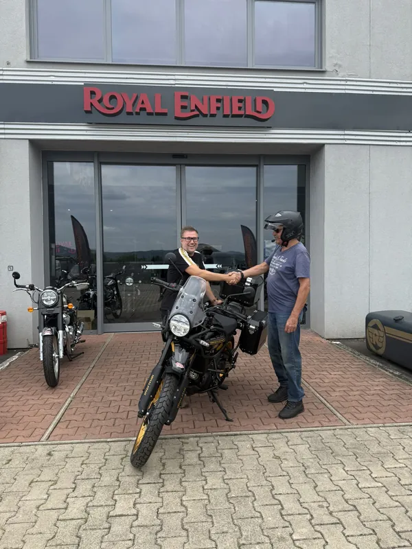 Zákazník GARAGE pri odovzdaní nového motocykla Royal Enfield
