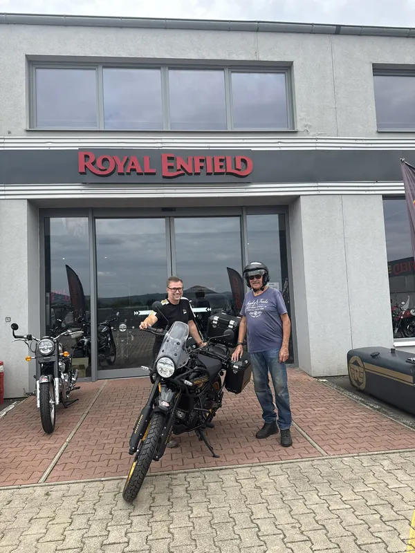 Zákazník GARAGE pri odovzdaní nového motocykla Royal Enfield