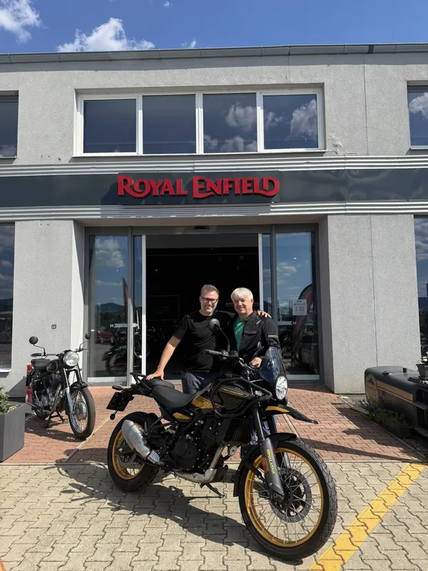 Zákazník GARAGE pri odovzdaní nového motocykla Royal Enfield