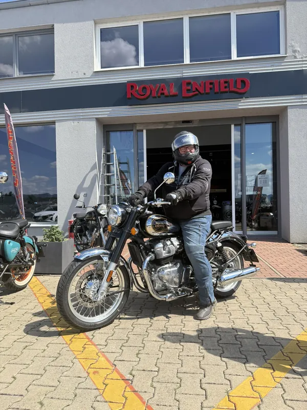 Zákazník GARAGE pri odovzdaní nového motocykla Royal Enfield