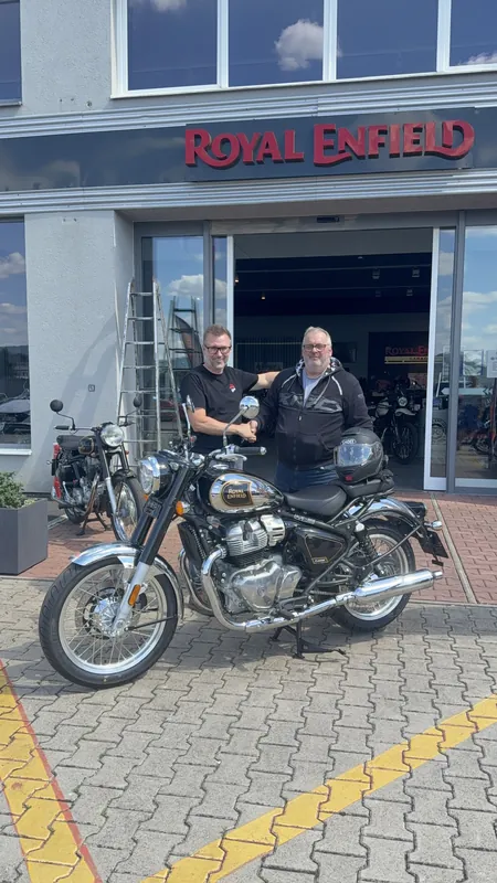 Zákazník GARAGE pri odovzdaní nového motocykla Royal Enfield