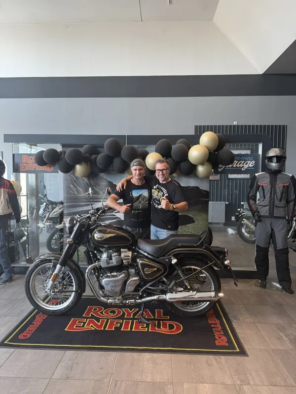 Zákazník GARAGE pri odovzdaní nového motocykla Royal Enfield