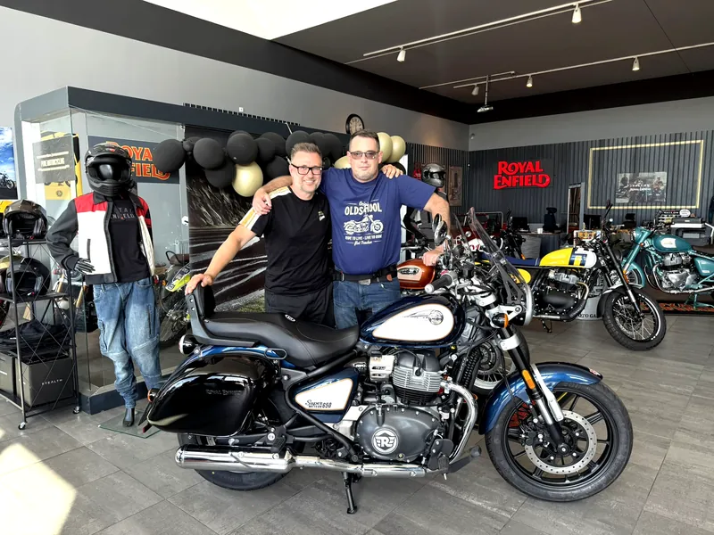 Zákazník GARAGE pri odovzdaní nového motocykla Royal Enfield