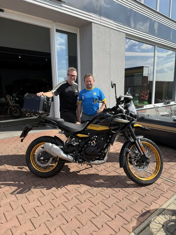 Zákazník GARAGE pri odovzdaní nového motocykla Royal Enfield