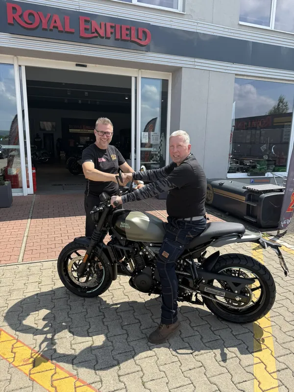 Zákazník GARAGE pri odovzdaní nového motocykla Royal Enfield