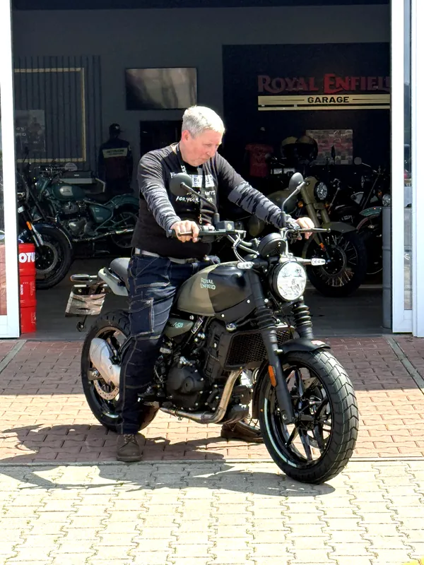 Zákazník GARAGE pri odovzdaní nového motocykla Royal Enfield