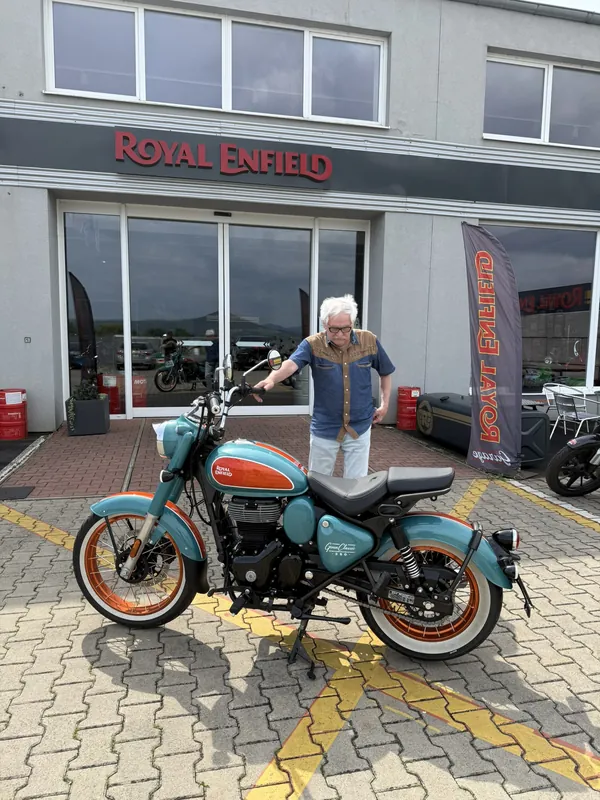 Zákazník GARAGE pri odovzdaní nového motocykla Royal Enfield