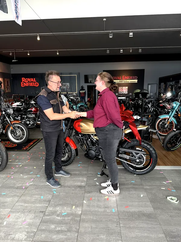 Zákazník GARAGE pri odovzdaní nového motocykla Royal Enfield