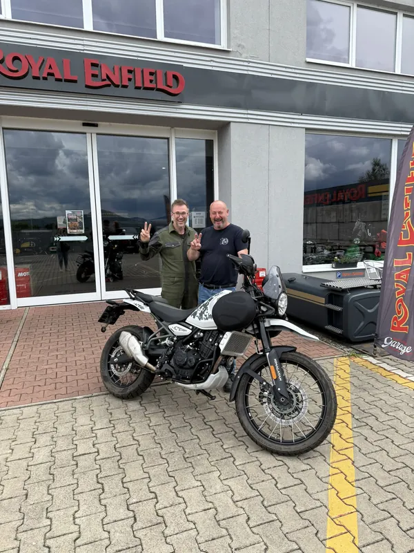 Zákazník GARAGE pri odovzdaní nového motocykla Royal Enfield
