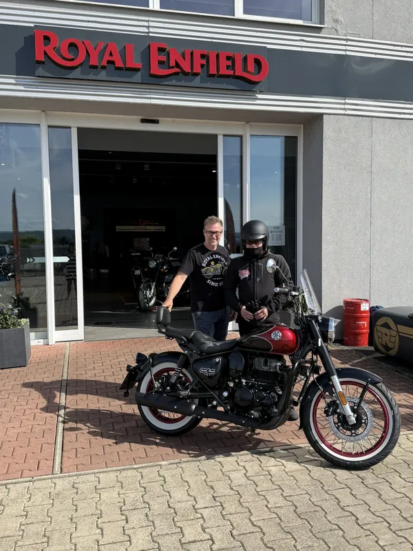 Zákazník GARAGE pri odovzdaní nového motocykla Royal Enfield
