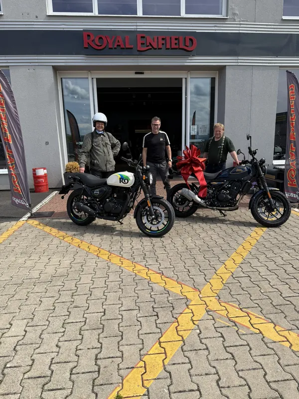 Zákazník GARAGE pri odovzdaní nového motocykla Royal Enfield